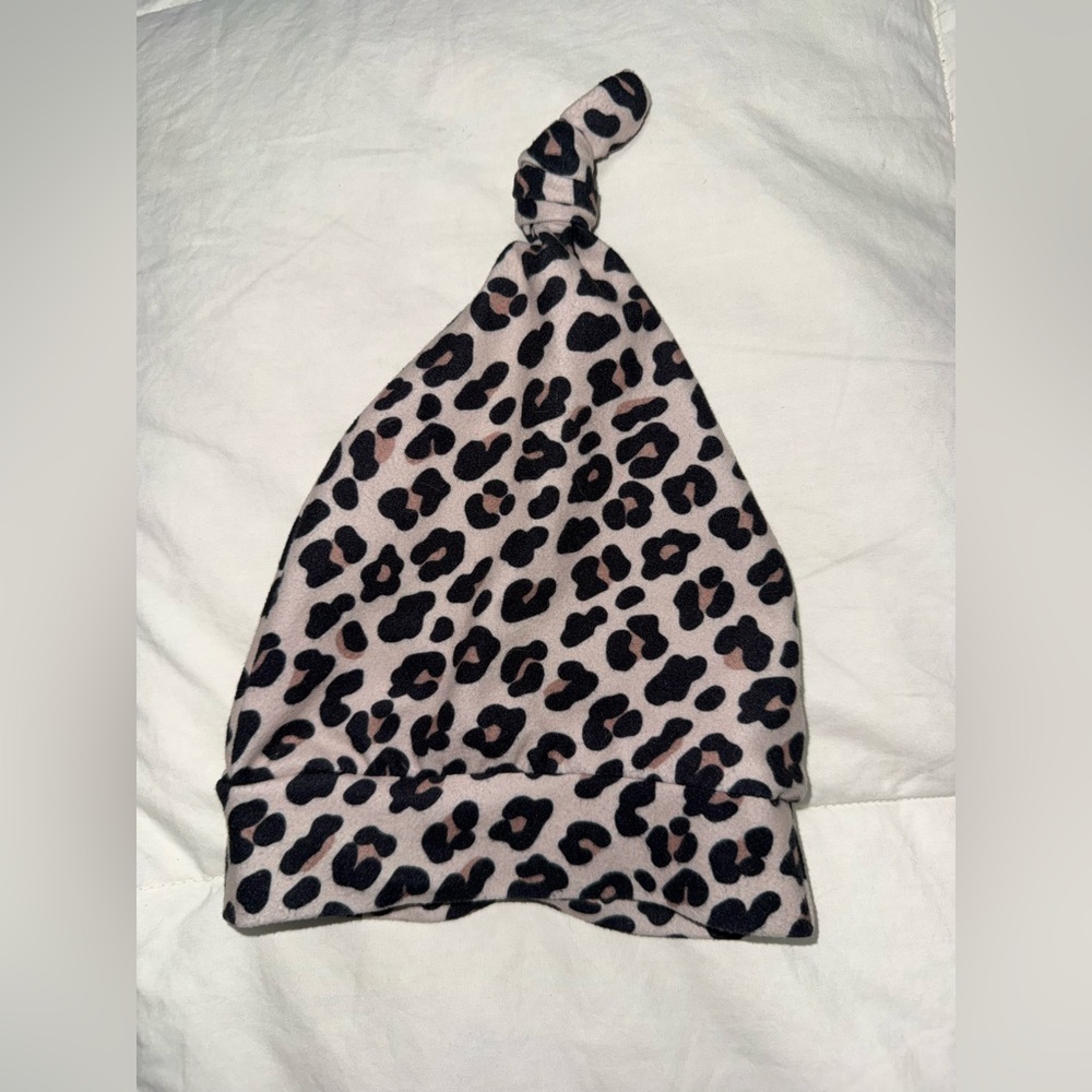 Caden Lane snow leopard print knotted baby gown with matching cap, sz 0-3 mos - Picture 5 of 5